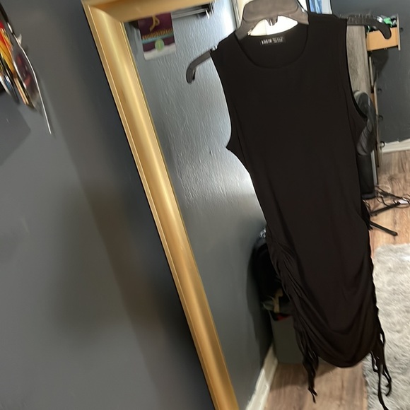 Black body con dress w side drawstrings - Picture 4 of 4